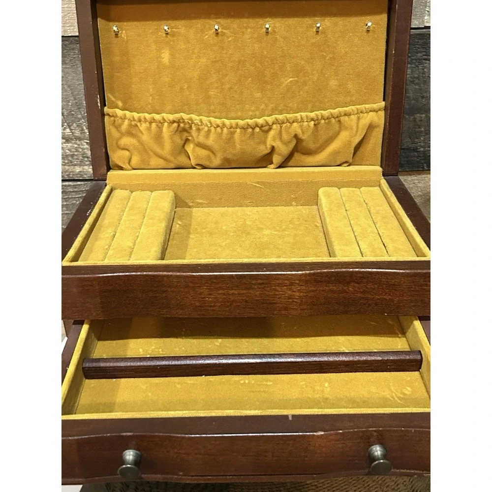 VTG MAHOGANY (?) JEWELRY BOX W/REMOVABLE TRAY & Yellow LINING